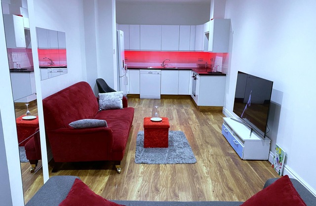 One Bed Spacious Apartment, 2min Train to london bridge, 10min to canary wharf.