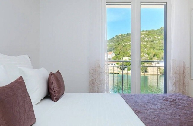 One bedroom apartment near beach Okuklje, Mljet (A-22341-a)