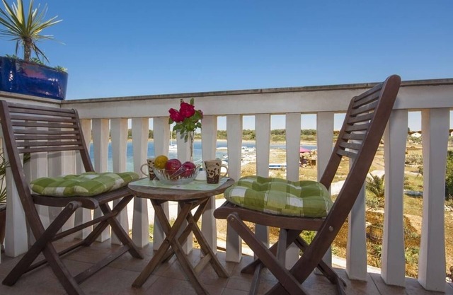 One bedroom apartment near beach Krapanj, Šibenik (A-18004-b)