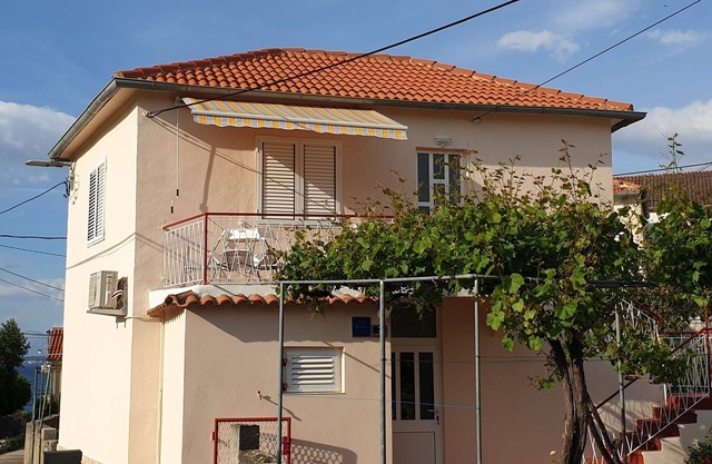 One bedroom apartment with terrace Lukoran, Ugljan (A-17391-a)