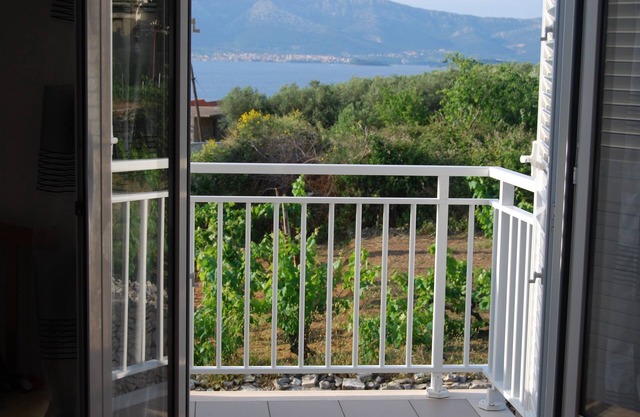 One bedroom apartment with balcony and sea view Lumbarda, Korčula (A-12839-b)