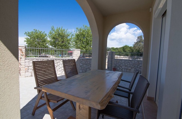 One bedroom apartment with terrace Punta križa, Cres (A-8082-b)