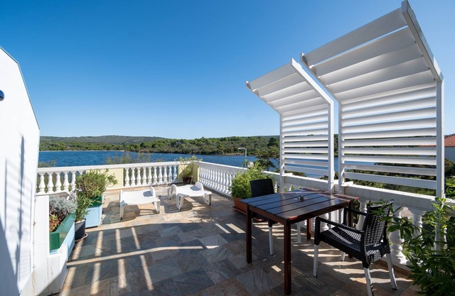 One bedroom apartment near beach Veli Rat, Dugi otok (A-438-b)