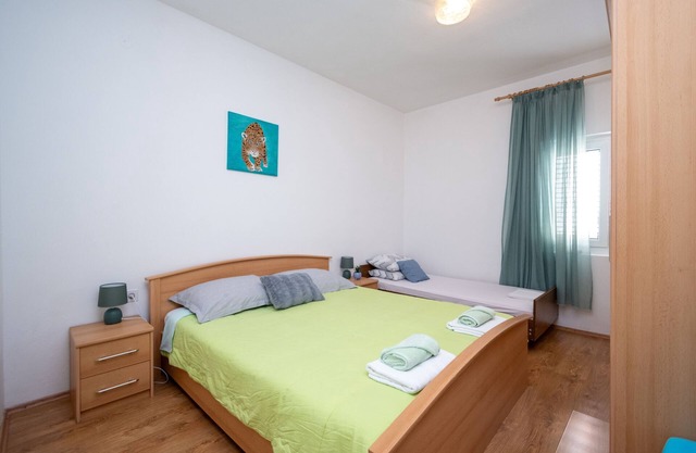 One bedroom apartment near beach Metajna, Pag (A-6395-c)