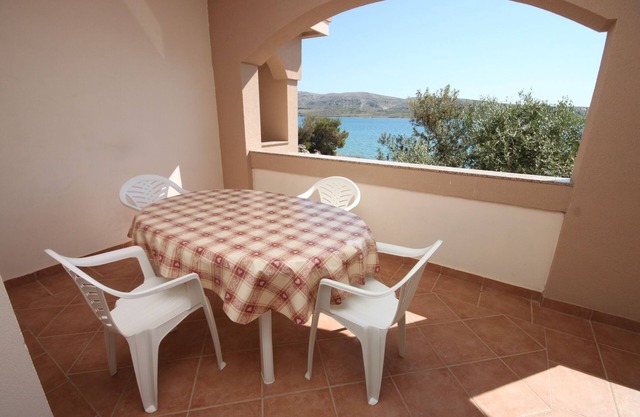 One bedroom apartment near beach Kustići, Pag (A-6376-a)