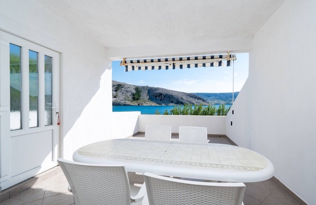 One bedroom apartment near beach Metajna, Pag (A-6395-b)