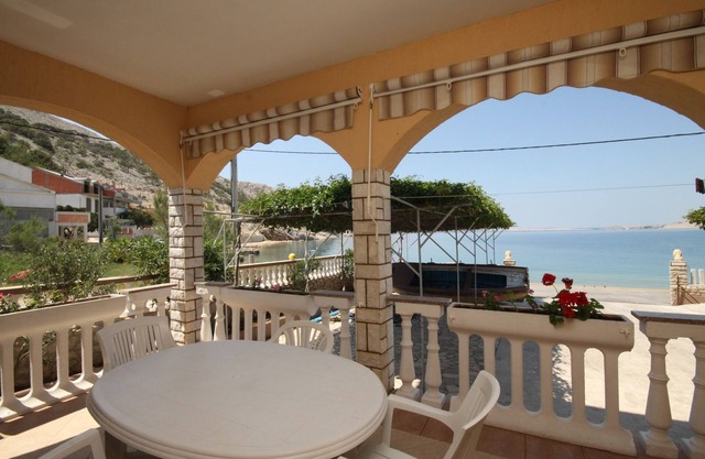 One bedroom apartment near beach Metajna, Pag (A-6497-a)
