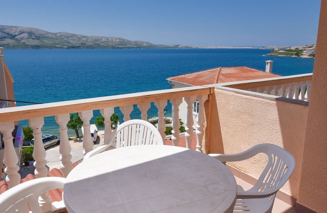 One bedroom apartment near beach Metajna, Pag (A-6522-f)