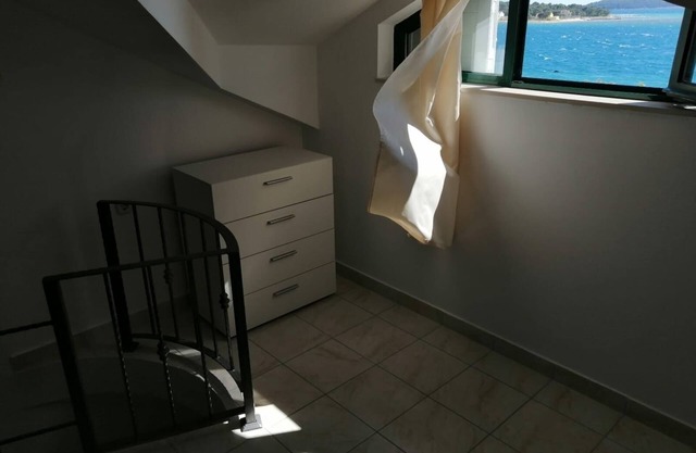 One bedroom apartment near beach Brodarica, Šibenik (A-4195-d)
