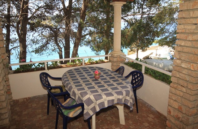 One bedroom apartment near beach Lavdara, Dugi otok (A-8114-b)