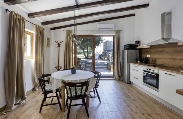 One bedroom apartment with terrace Jezera, Murter (A-19056-d)