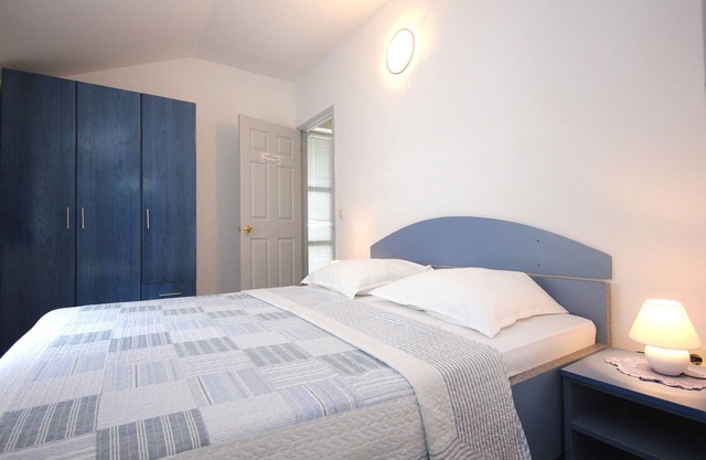 One bedroom apartment with terrace and sea view Kučište - Perna, Pelješac (A-4538-d)