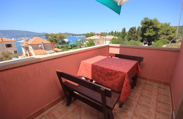 One bedroom apartment with terrace and sea view Ilovik, Lošinj (A-8069-a)