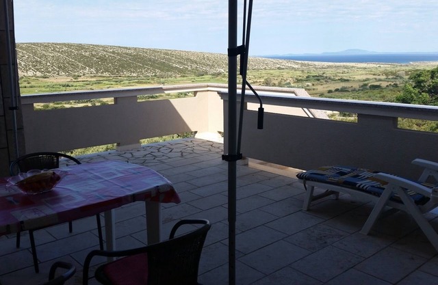 One bedroom apartment with terrace and sea view Kolan, Pag (A-16482-a)