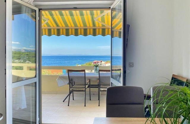 One bedroom apartment with terrace and sea view Lun, Pag (A-19358-b)