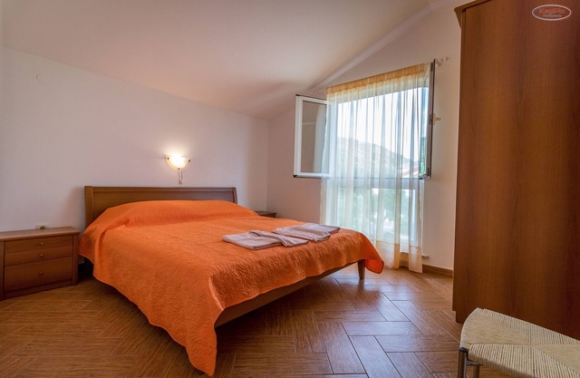 One bedroom apartment with air-conditioning Supetarska Draga - Gornja, Rab (A-21380-c)