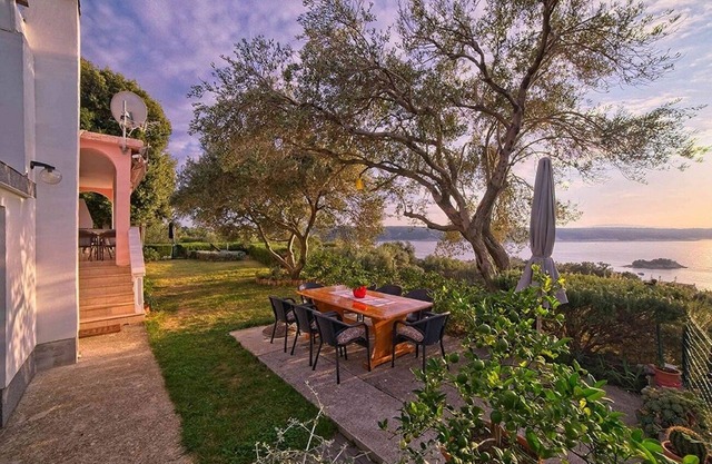 One bedroom apartment with balcony and sea view Supetarska Draga - Gonar, Rab (A-22586-b)