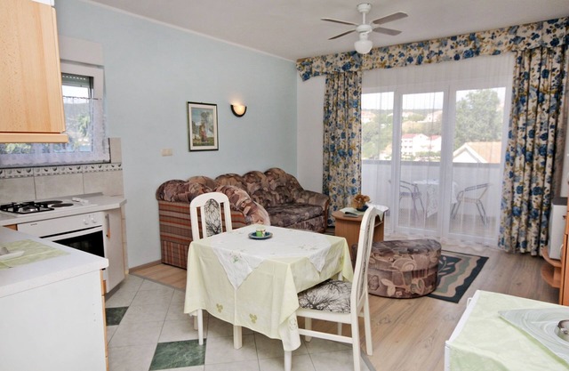 One bedroom apartment with terrace and sea view Supetarska Draga - Donja, Rab (A-2022-b)