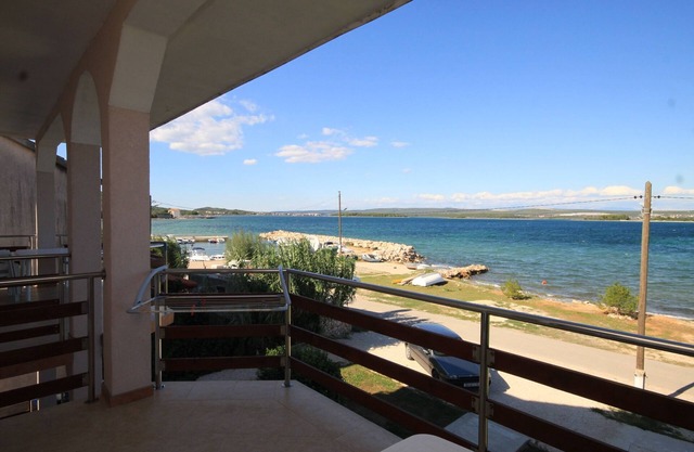One bedroom apartment with terrace and sea view Kraj, Pašman (A-8247-e)