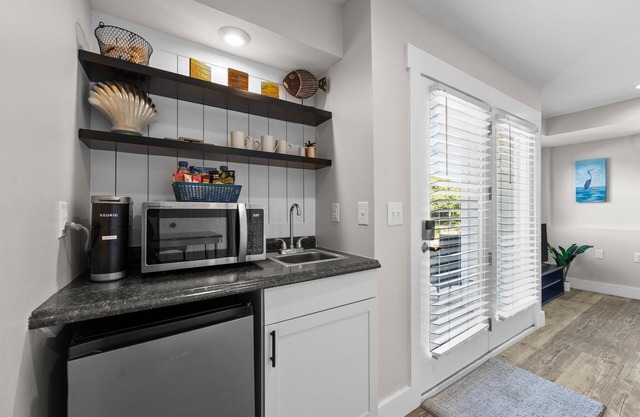 One Bedroom Efficiency w/Kitchenette. Sleeps 4