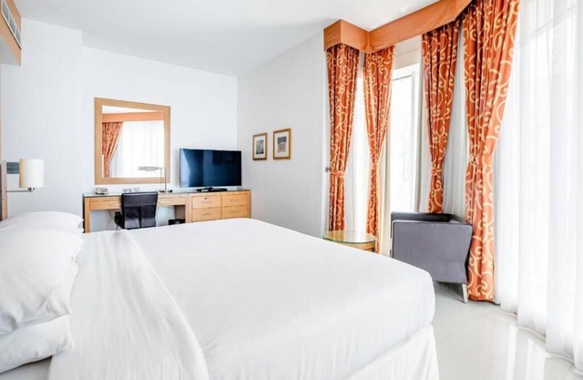 One Bedroom Suite Near Sharaf DG Metro