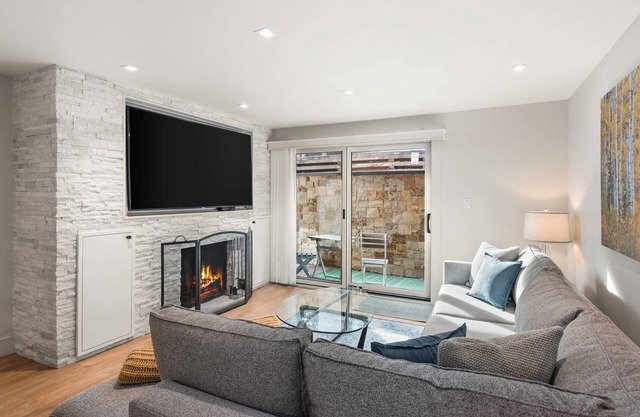 One Block To Ski-In/Ski-Out On Aspen Mtn! Three Blocks To Downtown! Parking, Wood FP, W/D