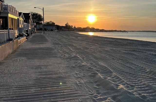 ONE BLOCK TO BEACH. Charming 3-bedroom house with WiFi and AC. Ocean Gate NJ