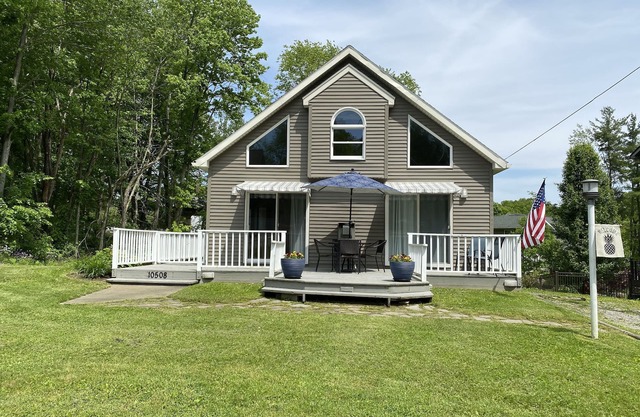 One-of-a Kind Cottage, close to lake, marina and golf, quiet and comfortable
