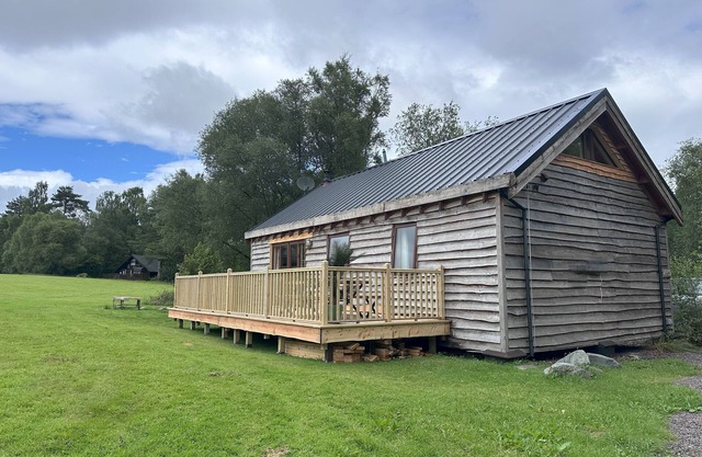 Onida Cabin - Log cabin with hot tub in stunning location close to loch shore