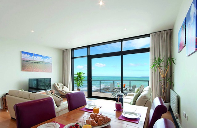 Only 1 of 2 flats in Horizon View offering top floor and 6 windows onto the sea