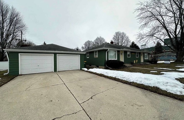 Only 2 blocks from Lambeau Field and the Titletown District.