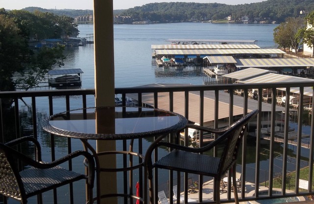 Only 2 Steps In! Great Condo Overlooking Lake & Pool! King Bed!