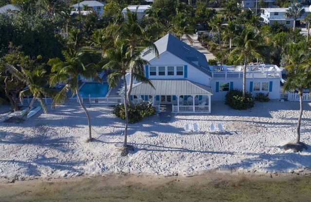 Only 3 weeks left in 2025 for a pre-Christmas getaway! Oceanfront/Pool/dock