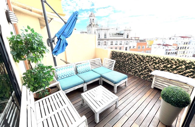 ONLY LONG TERM. PENTHOUSE in DOWNTOWN VALENCIA, WALKING DISTANCE TO EVERYTHING.