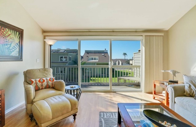 Only Steps to the Beach! Immaculate Townhouse in Sea Bluff