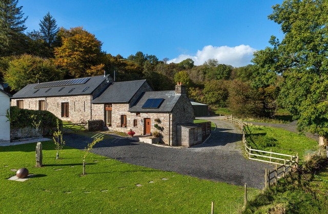 Onnen Fawr Barn - Four Bedroom House, Sleeps 11