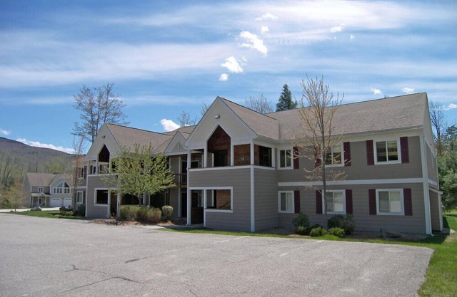 Open concept, AC/FP, deck, view, pet-friendly, swim club. F5006 by LRS