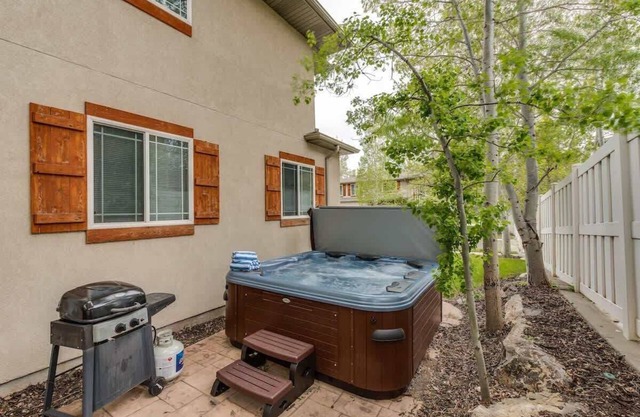 Open Concept Home * Private Hot Tub * Fireplace *