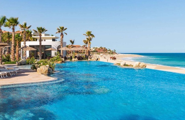 Open! Nov 30-Dec 7 & Dec 14-21 2 BR/3 ba, ELITE luxury resort, ocean front!