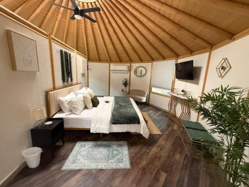 Ophelia Luxury Yurt-Cabin - Canyon Lake - Hot Tub