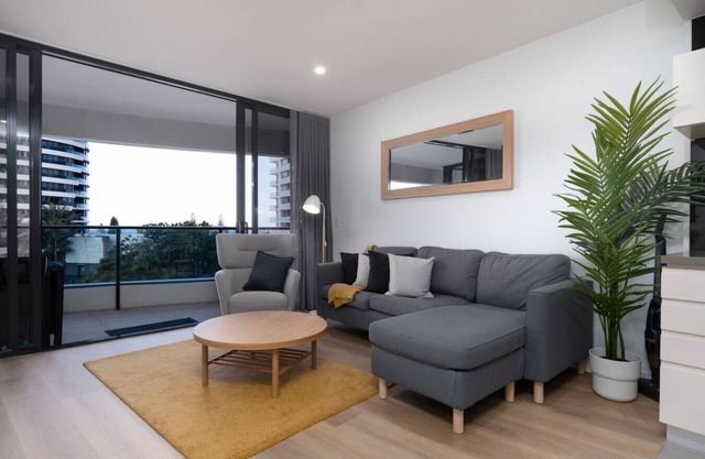 Oracle 2 - Central 2B in Broadbeach with Views