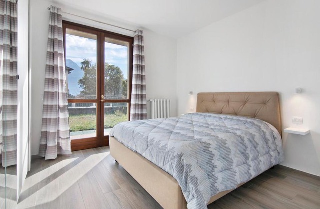 Orange Corner Home - Como Lake