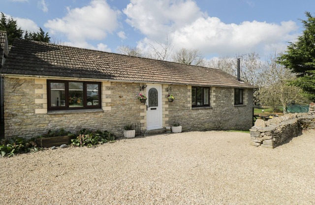 ORCHARD HOUSE COTTAGE, pet friendly, with open fire in Malmesbury