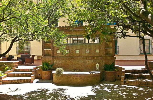 OS-Garden Maison de central charm with large private garden and parking