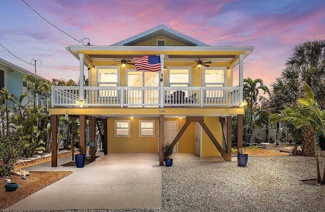 Ostego Charm: Open floor plan, pool, porch, lush landscape—walk-able to the Beach!