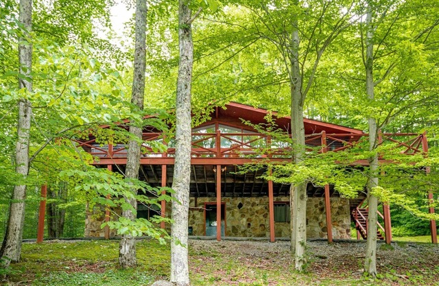 Our Greyt Escape - 711 Mountainside RoadnnOur Greyt Escape - Lake Access, Pet Friendly, Two Wood Stoves, Hot Tub