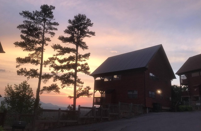 OUR SPECTACULAR VIEW Cabin, Starr Crest Resort, Pigeon Forge, AMAZING Location!