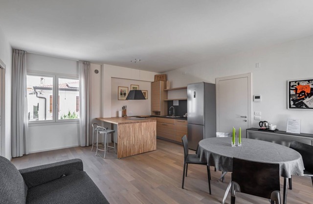 Outbuilding used as an apartment located on the first floor.There are 20 steps to access it.In 60 square meters of space it accommodates 4 people, with a double bedroom and a double sofa bed in the living room.There is an external large balcony with a ta
