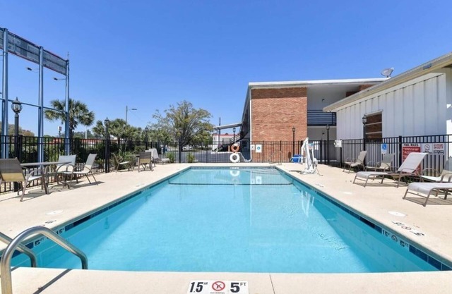 Outdoor Pool Stay Near Austins + Pets Welcome & Free Parking