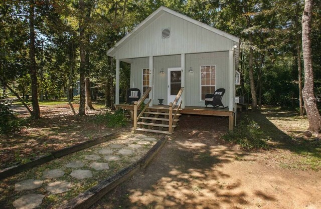 Outdoorsy cottage in Fairhope, AL - pet friendly